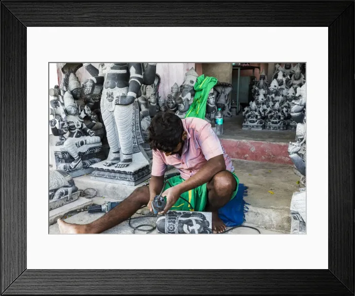 Framed Print : A stone carver at Mamallapuram in Tamil Nadu, India Framed Print : A stone carver at Mamallapuram in Tamil Nadu, India