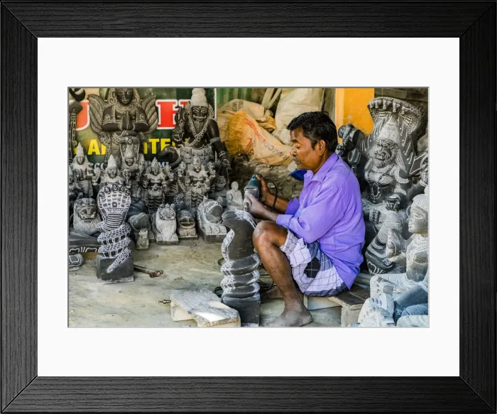 Framed Print : A stone carver at Mamallapuram in Tamil Nadu, India Framed Print : A stone carver at Mamallapuram in Tamil Nadu, India