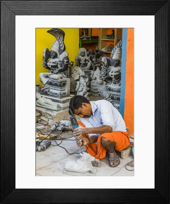 Framed Print : A stone carver at Mamallapuram in Tamil Nadu, India Framed Print : A stone carver at Mamallapuram in Tamil Nadu, India