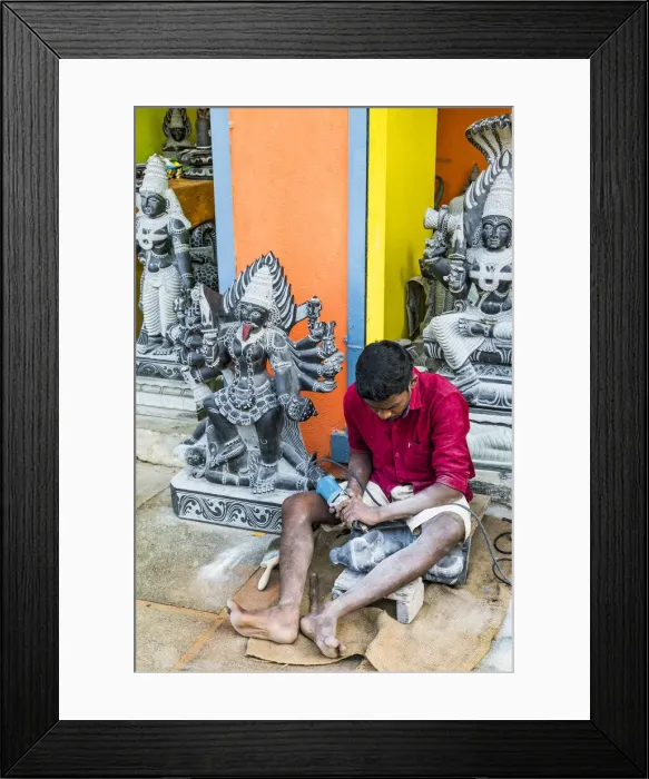 Framed Print : A stone carver at Mamallapuram in Tamil Nadu, India Framed Print : A stone carver at Mamallapuram in Tamil Nadu, India