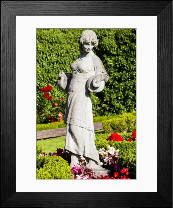 Framed Print : A statue in the Gatehouse of Fleet Town Hall garden, Scotland