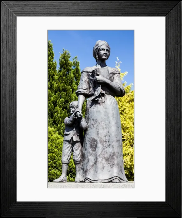 Framed Print : The Jean Armour Statue, Dumfries, Scotland