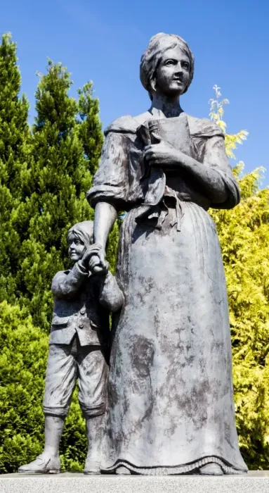 Framed Print : The Jean Armour Statue, Dumfries, Scotland