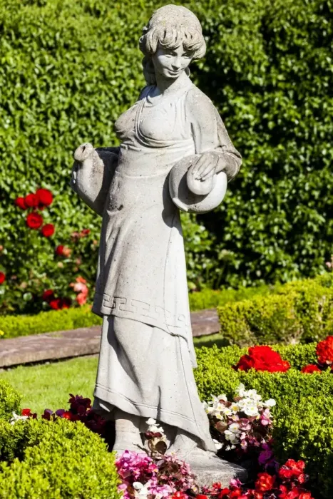 Framed Print : A statue in the Gatehouse of Fleet Town Hall garden, Scotland