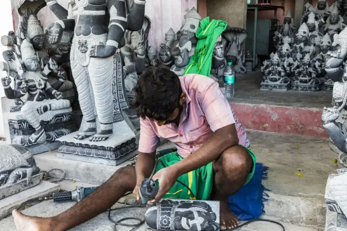 Framed Print : A stone carver at Mamallapuram in Tamil Nadu, India Framed Print : A stone carver at Mamallapuram in Tamil Nadu, India