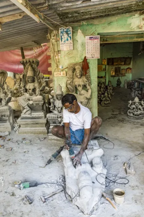 Framed Print : A stone carver at Mamallapuram in Tamil Nadu, India Framed Print : A stone carver at Mamallapuram in Tamil Nadu, India