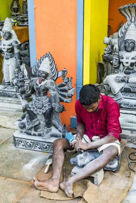 Framed Print : A stone carver at Mamallapuram in Tamil Nadu, India Framed Print : A stone carver at Mamallapuram in Tamil Nadu, India