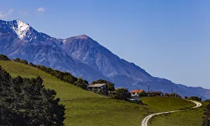 : Houses below the mountains at Kaikoura in Canterbury, New Zealand