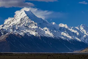 : Mountain scenery near Lake Pukaki in Canterbury, New Zealand