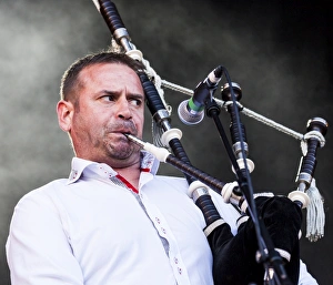 Lorn Prints: Stevie Saint of Wolfstone playing at Oban Live in Scotland